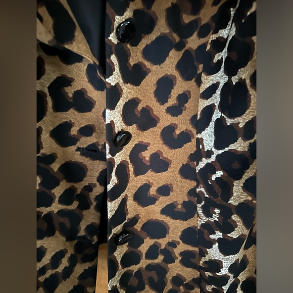 Leopard print jacket with bell sleeves w/3 buttons & black lining. - Picture 2 of 4